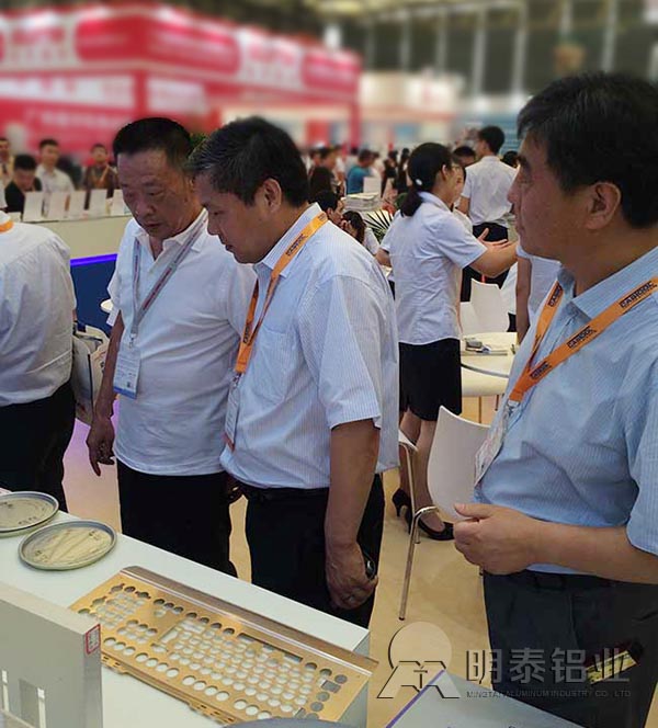 污丝瓜视频污铝业展会现场